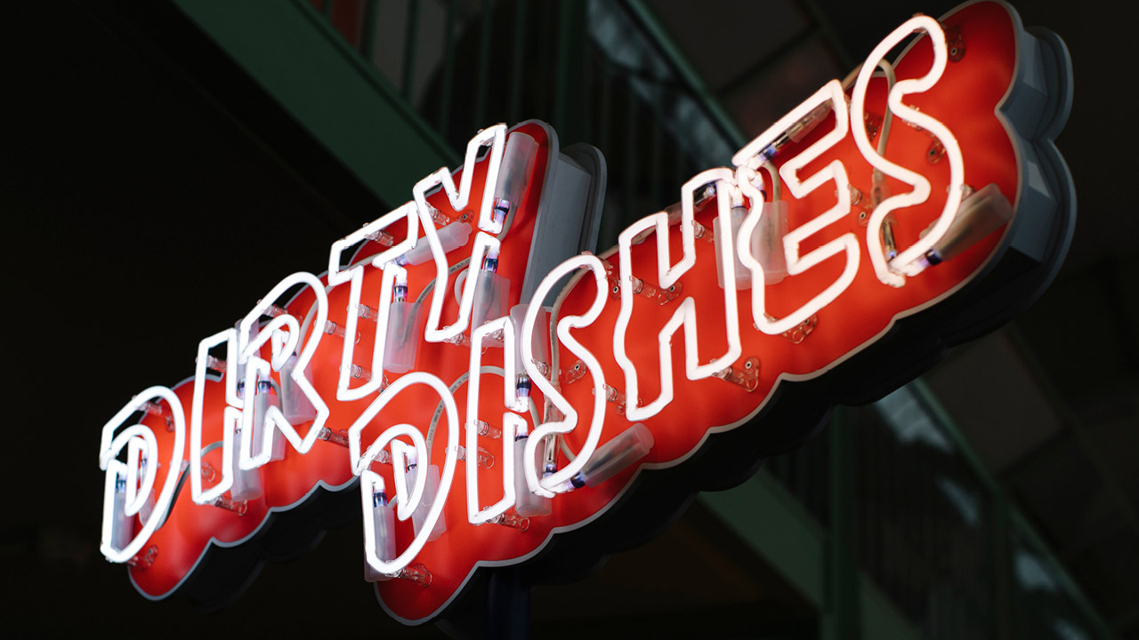 Kreativer Neonschriftzug für die Kunstaktion »Dirty Dishes« in der Frankfurter Kleinmarkthalle.