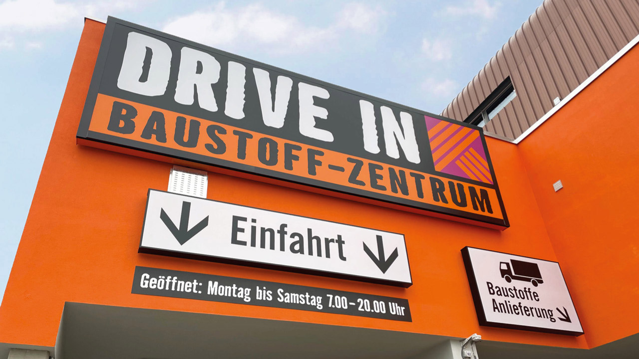 Ansicht Leuchtkasten mit der Beschriftung „Drive In Baustoff-Zentrum„